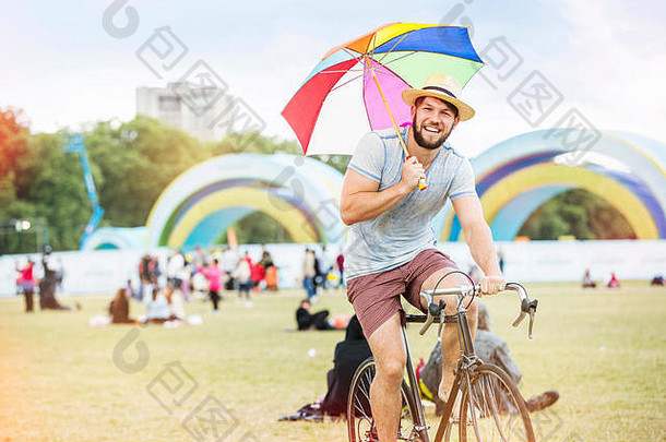 男人。伞骑自行车节日