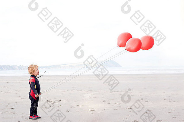 肖像男孩海滩红色的气球