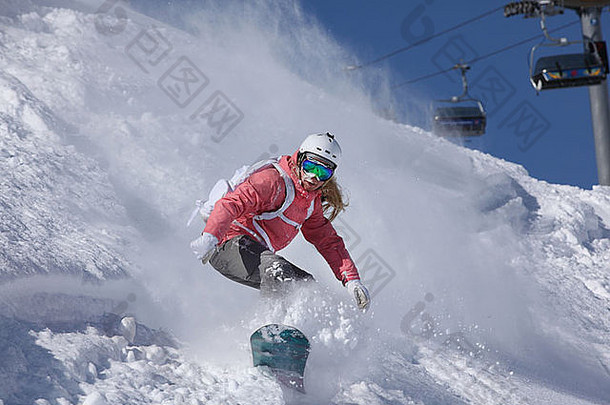 年轻的女人滑雪陡峭的山hintertux提洛尔奥地利