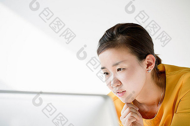 年轻的女人电脑