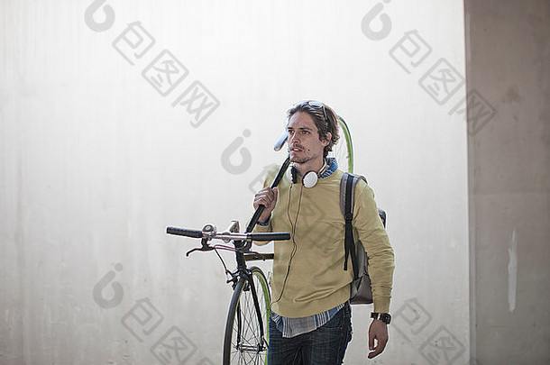 中期成人男人。携带自行车城市地下通道