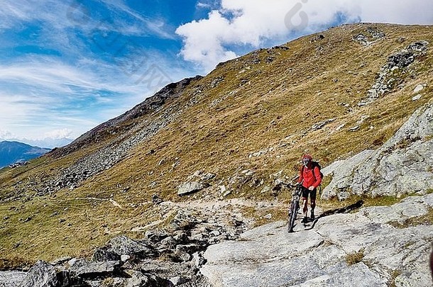 山骑摩托车的人推自行车岩石瓦莱州瑞士