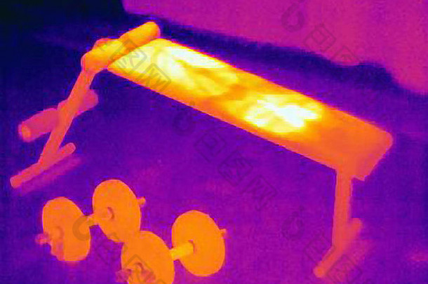 热图像重量板凳上图像显示热左板凳上运动员培训