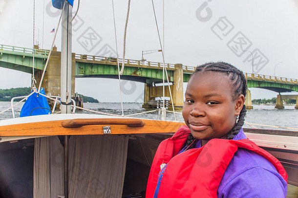 肖像十几岁的女孩航行船