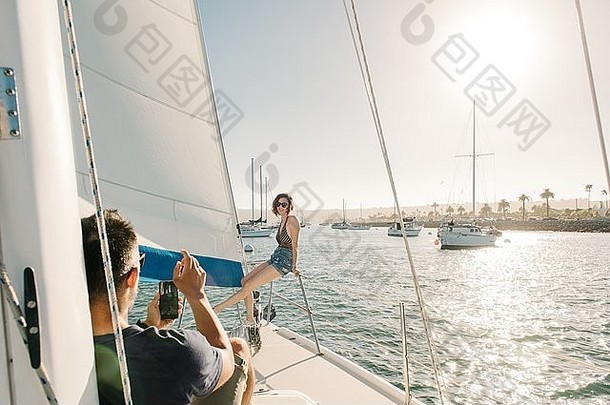夫妇采取照片帆船三迭戈湾加州美国