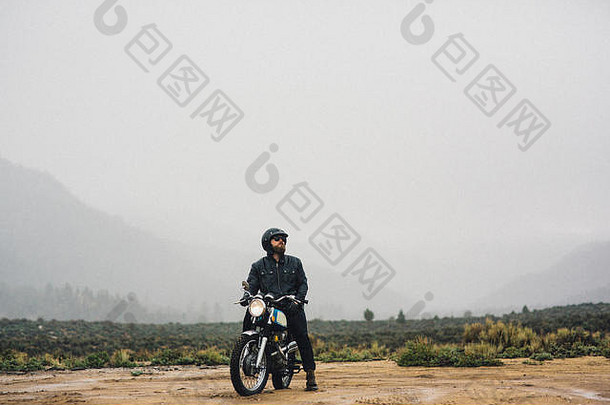 骑摩托车的人穿头盔坐着摩托车肯尼迪梅多斯加州美国