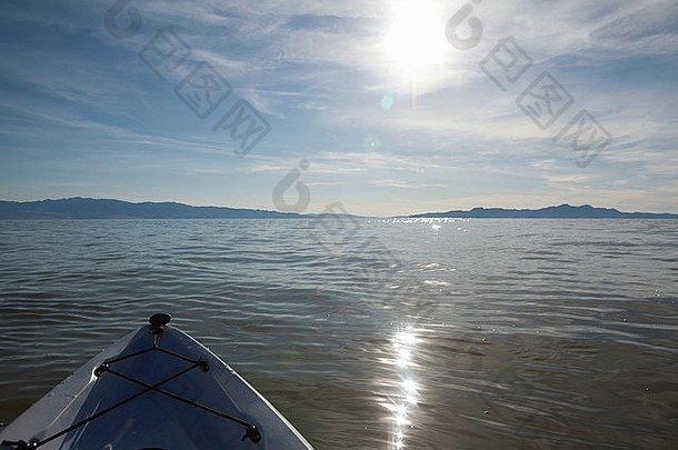 弓皮艇阳光反映水伟大的盐湖犹他州美国