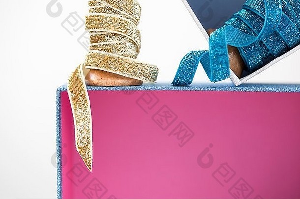木卷闪亮的蓝色的黄金丝带前粉红色的礼物盒子