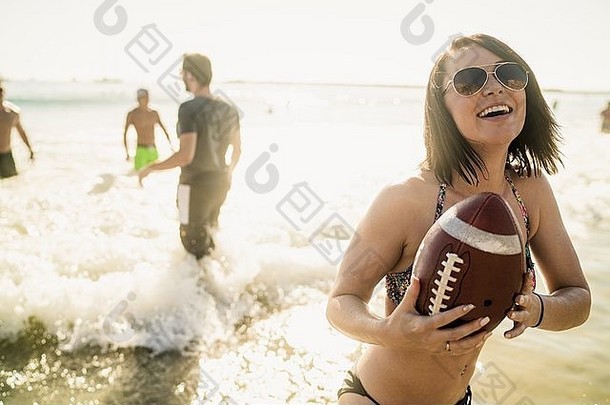 年轻的女人玩美国足球朋友纽波特海滩加州美国