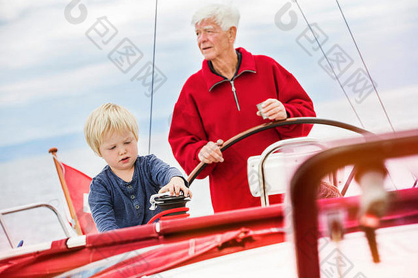 年轻的男孩伟大的祖父航行船日内瓦瑞士欧洲