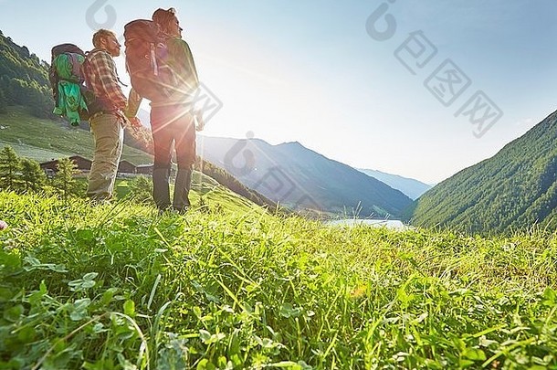 年轻的徒步旅行夫妇vernagt储层finailhof农舍秋天senales南提洛尔意大利