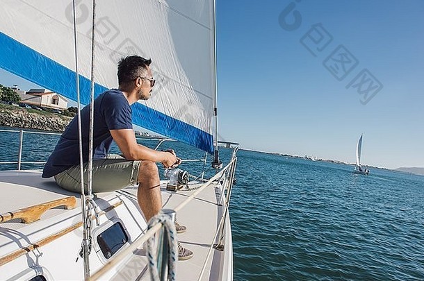 男人。享受视图帆船三迭戈湾加州美国