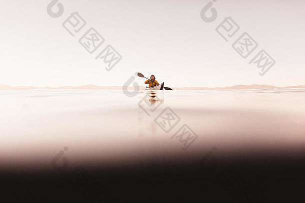 女人皮划艇湖太浩加州美国