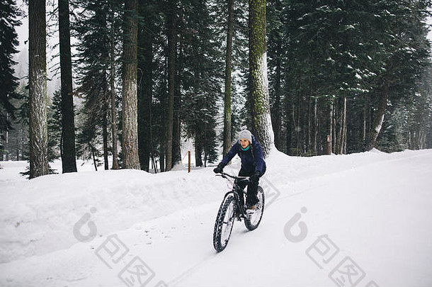 女人山骑自行车雪红杉资本国家公园加州美国