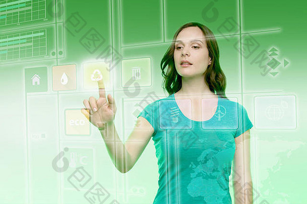 年轻的女人触碰回收图标图形化的屏幕