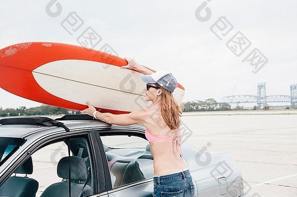 <strong>中</strong>期成人女人海滩删除冲浪板车屋顶