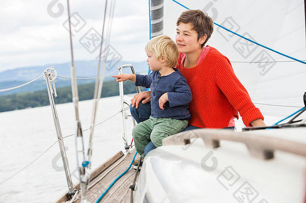 妈妈。儿子航行船视图日内瓦瑞士欧洲