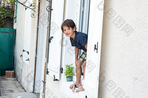 肖像男孩假期公寓窗口窗台法国
