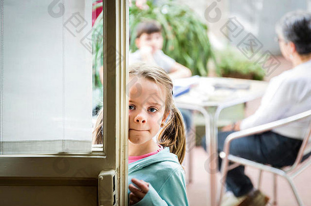 女孩凝视咖啡馆门口弗洛伦斯意大利