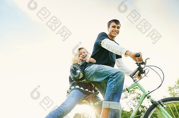 低角肖像年轻的夫妇自行车