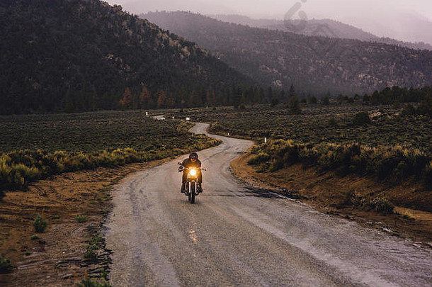 骑摩托车的人骑摩托车开放路肯尼迪梅多斯加州美国