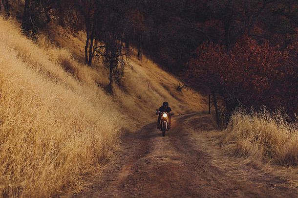 男人。骑摩托车黄昏红杉资本国家公园加州美国
