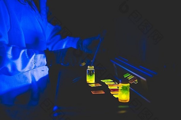 科学家荧光灯检查荧光浓度染料混合动力电影
