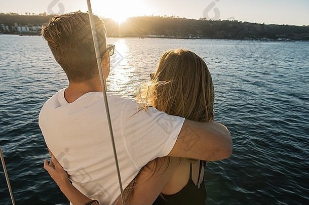 夫妇享受日落帆船三迭戈湾加州美国