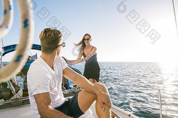 夫妇聊天帆船三迭戈湾加州美国