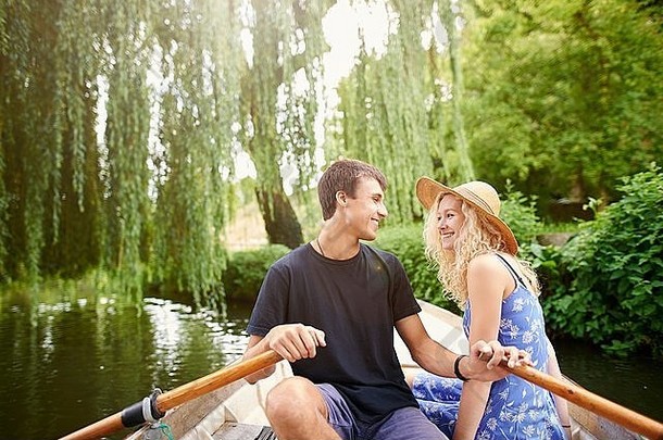 浪漫的年轻的夫妇划船船农村河
