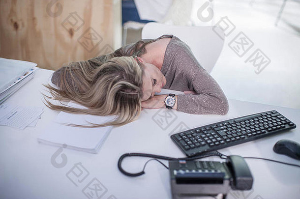 女办公室工人睡着了办公室桌子上