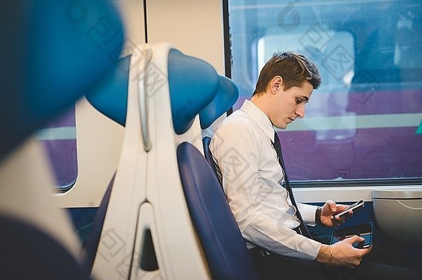 肖像年轻的商人通勤数字平板电脑火车