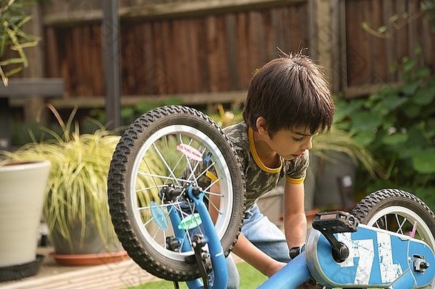 男孩花园修复上行自行车
