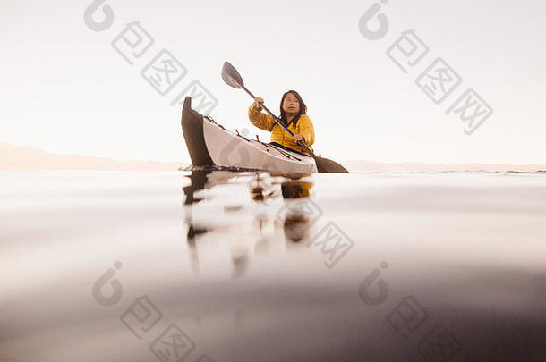 女人皮划艇湖太浩加州美国