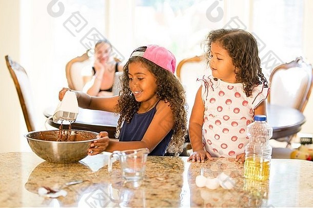 姐妹厨房计数器搅拌是巧克力蛋糕混合混合碗微笑