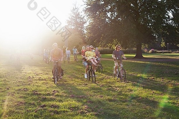 人群成人朋友到达自行车日落公园聚会，派对