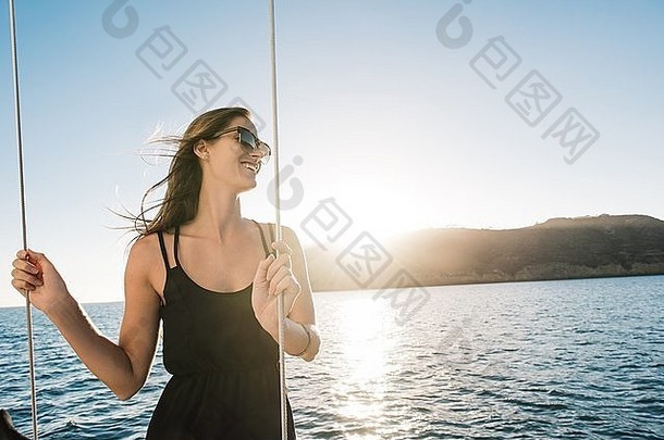 女人享受视图帆船三迭戈湾加州美国