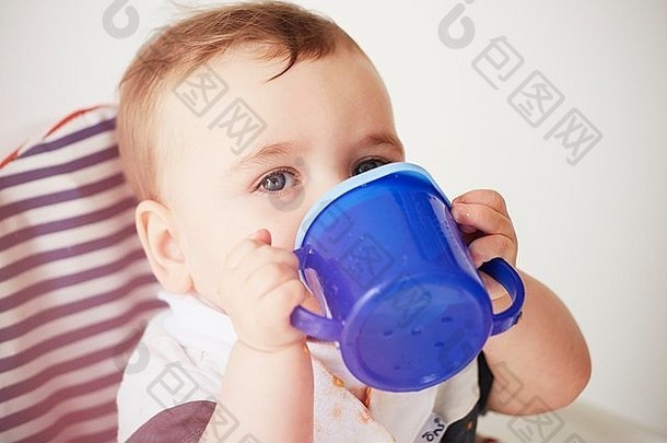 婴儿男孩喝婴儿椅子