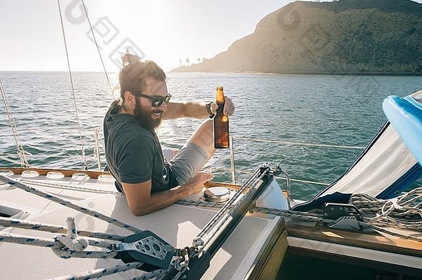 男人。放松啤酒帆船三迭戈湾加州美国