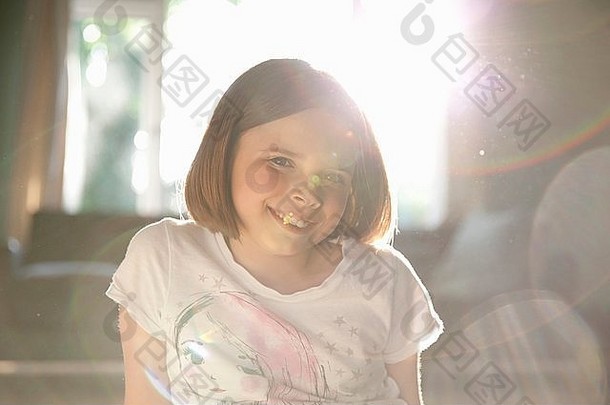 阳光照射的照亮肖像微笑女孩