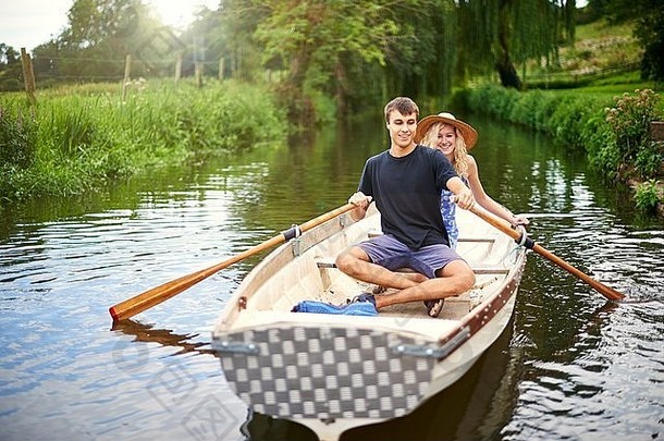 肖像年轻的夫妇划船农村河