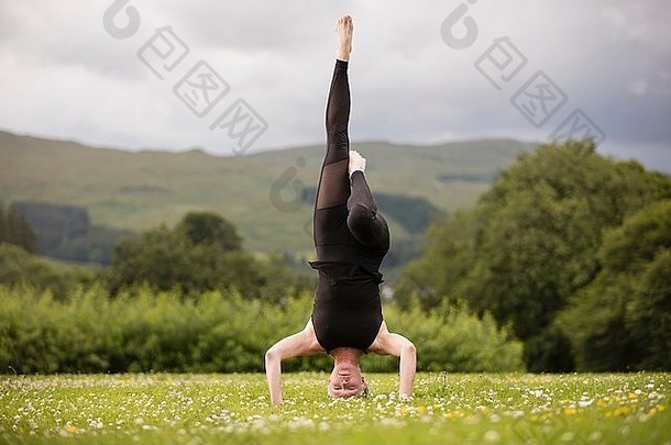 成熟的女人练习<strong>瑜伽</strong>站头腿提高了场