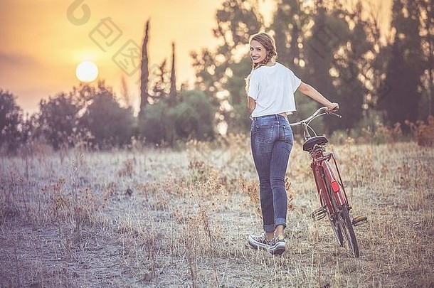 女孩走自行车农村夸尔图丘撒丁岛意大利