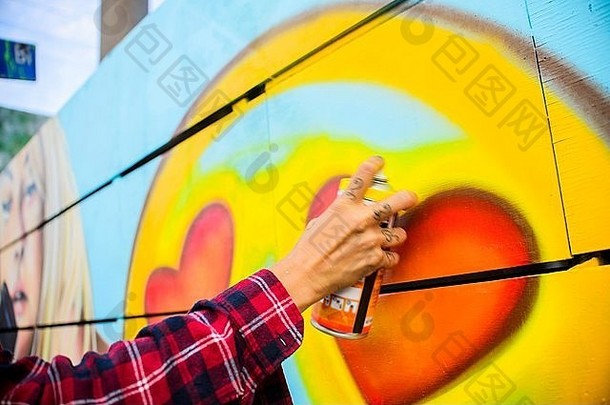 涂鸦艺术家喷雾绘画墙威尼斯海滩加州美国
