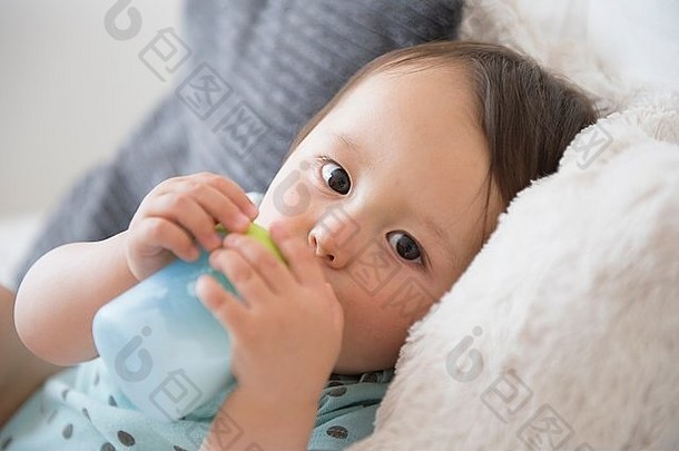 肖像婴儿男孩沙发喝婴儿杯