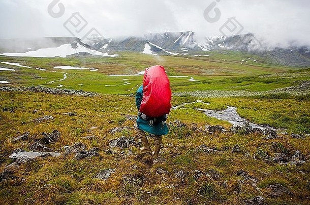 后视图年轻的男人。徒步旅行谷乌拉尔山俄罗斯
