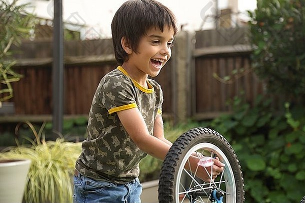 男孩花园修复上行自行车微笑