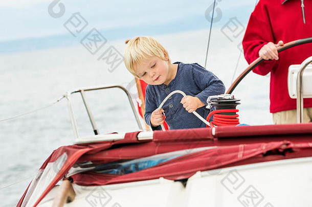 年轻的男孩航行船伟大的祖父中期部分日内瓦瑞士欧洲