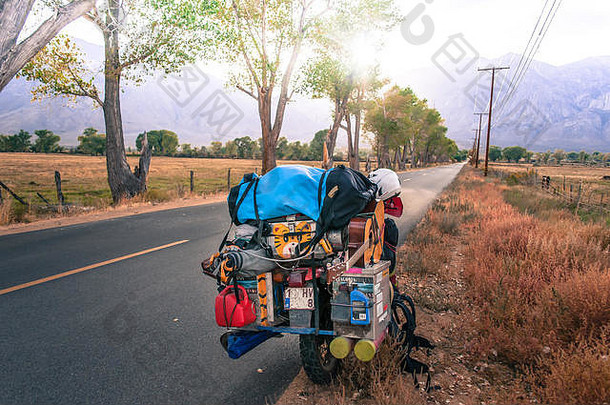 加载巡回演出摩托车停路边高塞拉国家森林加州美国