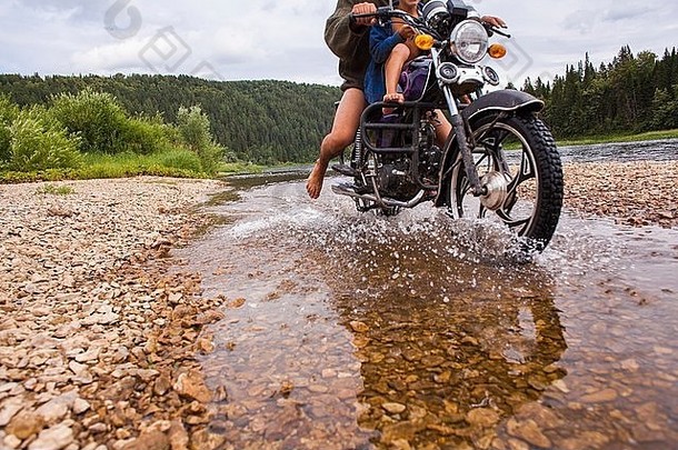 父亲儿子摩托车农村设置骑流低部分
